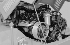 Osmiválcový motor T 108 pod kapotou vozu Tatra 128, ventilátory chlazení jsou poháněny klínovými řemeny