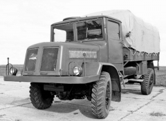 Snímek renovovaného vozu z vojenského muzea; původní žaluzie na přídi už jsou nahrazeny síťkou