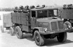 Na známém dobovém záběru z přehlídky je Tatra 128 s posádkou jako tahač děla