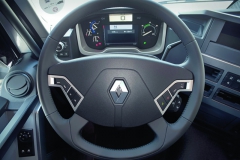 Jednoduché ovládání automatizované převodovky Optidriver na sloupku řízení, páčka intardéru pod volantem a ovládání hlasitosti audio systému pod věncem volantu.
