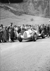 Na startu závodu do vrchu Glossclockner v Rakousku 1938.