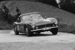 Na závodech do vrchu Geisberg v roce 1959 s vozem BMW 507 s motorem o zdvihovém objemu 3,162 l.
