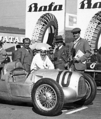 Hans Stuck v době své největší slávy v roce 1934, po jeho pravé ruce Ferdinand Porsche, konstruktér mnoha zajímavých vozů a řešení a také snad nejneobvyklejšího Grand Prix vozu předválečné éry Auto-Union P-wagen.