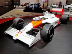 McLaren MP4/4 Honda, vítězný automobil Ayrtona Senny (Senna a Prost v sezoně 1988 vyhráli 15 ze 16 Velkých cen F1)