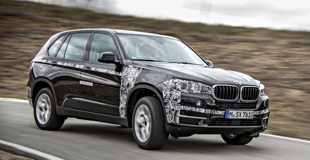 Kamuflovaný prototyp BMW X5 eDrive na zkušebním polygonu v Miramas 