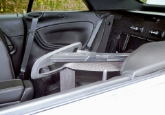 Manipulaci s bezpečnostními pásy předních sedadel usnadňují podavače horních kotevních úchytů, samočinně výsuvné z boků karoserie za dveřmi