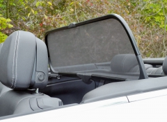 Při neobsazených zadních sedadlech lze upevnit za přední opěradla sklopný aerodynamický deflektor, usměrňující proudění vzduchu