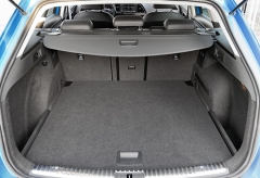 Podlaha zavazadlového prostoru v horní úrovni vytváří rovinu s nakládací hranou a případně i se sklopenými opěradly zadních sedadel