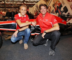 Max Chilton a generální ředitel Graeme Lowdon po podpisu smlouvy (2014)