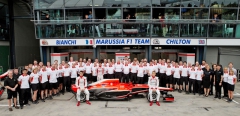 Před startem sezony 2013 s vozem Marussia MR-02 Cosworth (zleva jezdci Jules Bianchi, náhradník Rodolfo Gonzáles a Max Chilton)