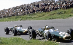 V sezoně 1966 byl Brabham před Hulmem, o rok později si pořadí vyměnili