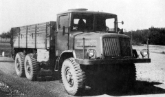 Tatra 130 s užitečnou hmotností 7,0 t, rozvorem náprav 3700 + 1400 mm a shodným motorem T 108 o výkonu 96 kW/130 k (prototyp 1951)