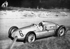 S Auto Unionem Typ D vyhrál Tazio Nuvolari poslední závod o Velkou cenu před druhou světovou válkou – v Bělehradě roku 1939. Na fotografii v Donningtonu 1938.