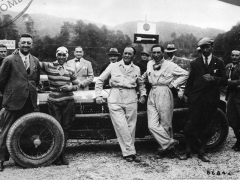 V roce 1931 u týmu Alfa Romeo ve svetru, kolem ramen drží Il Commendatoreho Enza Ferrari.