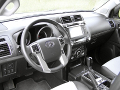 Toyota - Pracoviště řidiče je opravdu prostorné, v zorném poli jsou klasické kruhové přístroje