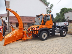 Unimog 427 se sněhovou frézou Kahlbacher