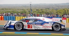 Toyota TS 040 Hybrid číslo 7 dlouho vládla závodu, pak selhaly díly elektrického pohonu