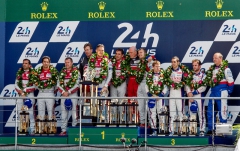 Radost na stupních vítězů, uprostřed zleva André Lotterer, Benoit Tréluyer a Marcel Fässler s vedením týmu Audi Sport