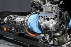 Modře je označen elektromotor/generátor, vložený do převodovky za spalovacím motorem