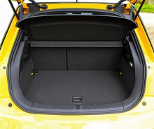 Objem zavazadlového prostoru lze zvětšit sklopením zadních opěradel