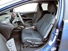 Anatomicky tvarovaná přední sedadla odděluje robustní konzola s pákou parkovací brzdy, odkládací schránkou pod výklopnou loketní opěrou a dutinami pro nádobky s nápoji