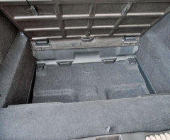 Dobře tvarovaný zavazadlový prostor má pod výklopnou částí rovné podlahy asi 230 mm hlubokou schránku objemu 117 litrů, do níž se vejdou menší zavazadla