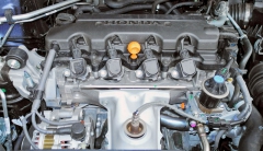 Zážehový čtyřválec 1.8 i-VTEC má čtyřventilový rozvod s jedním vačkovým hřídelem a nepřímé vstřikování paliva