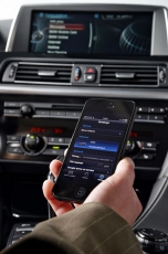 Průkopníkem toho, aby mobilní telefon dodal vozu nové funkce, je aplikace BMW Connected, jež se aktualizuje a nyní jich nabízí osm (Facebook, Twitter, kalendář, novinky, Wiki Local, navigace Last Mile, internetová rádia a analýzu ECO PRO)
