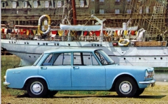 Simca 1300, solidní rodinný automobil z let 1963 až 1966 (na snímku verze Grand Luxe s motorem 1290 cm3 o výkonu 62 k/5200 min‑1)