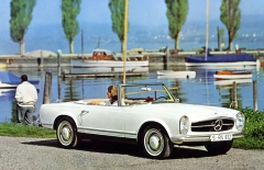 Mercedes-Benz 230 SL jako roadster se složenou plátěnou střechou