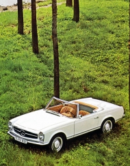 Mercedes-Benz 230 SL jako roadster se složenou plátěnou střechou