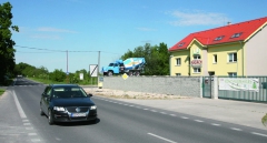 Při výjezdu ze Šamorína směrem na Senec se vám otevře pohled na jednu z československých legend těžkých nákladních vozidel Tatru 148.