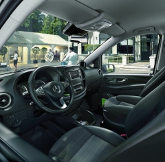 Volič automatické převodovky 7G-TRONIC PLUS (na obrázku schovaný za volantem) umístěný na sloupku řízení je důvodem k velmi komfortnímu posezu a jízdě i pro osoby s většími tělesnými rozměry.