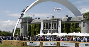 Skulptura Gerryho Judaha poprvé obepínala  celý Goodwood House