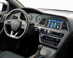 Interiér je stylisticky spřízněn s novou generací sedanu Genesis