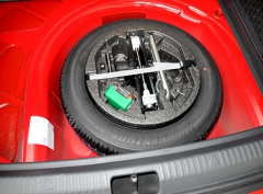 Pod oboustranně použitelnou vyjímatelnou podlahou je uloženo nouzové náhradní kolo s nářadím