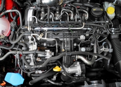 Osvědčený turbodiesel 1.6 TDI má přeplňování turbodmychadlem, tentokrát uloženým za motorem
