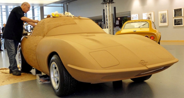 Práce na hliněné maketě, reprezentující originální Opel Experimental GT (1965)