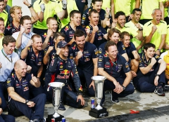 Oslava Red Bullu po závodě; v první řadě zleva konstruktér Adrian Newey, Daniel Ricciardo a šéf týmu Christian Horner