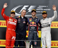 Zleva Fernando Alonso, zástupce Red Bullu, Daniel Ricciardo a Lewis Hamilton