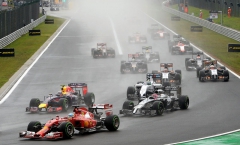 Fernando Alonso (Ferrari) vede skupinu před Ricciardem (Red Bull), Buttonem (McLaren), Massou (Williams) a dalšími