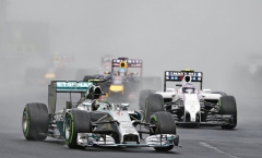 Nico Rosberg vede před Valtteri Bottasem, než je zpomalila žlutá fáze po výjezdu safety caru