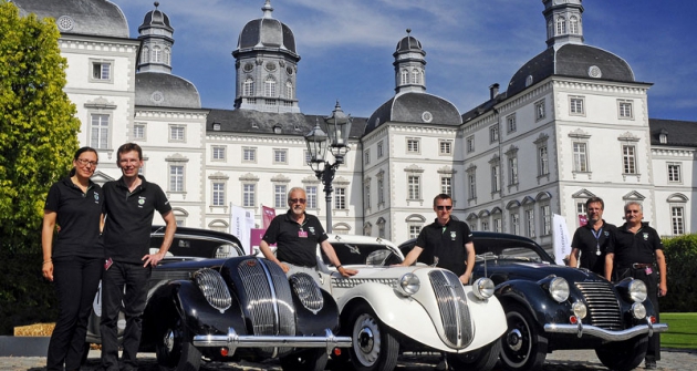 Team Škoda Classic v cíli – zleva manželé Welschovi, Hyan, Kodym, Velebný a Strouhal 