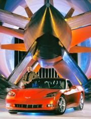 Edward Welburn, šestý viceprezident designu General Motors, a Chevrolet Corvette 2004 v aerodynamickém tunelu GM ve Warrenu (Michigan)