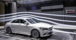 Mercedes-Benz třídy CLA v továrním vzduchovém tunelu, držitel  aerodynamického rekordu sériového vozu (cx = 0,22)