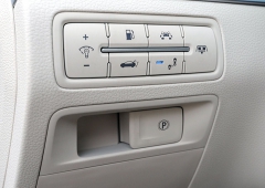 Tlačítka funkcí včetně asistenčních systémů vpravo od volantu