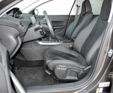 Pohodlná anatomicky tvarovaná přední sedadla jsou všestranně seřiditelná; ve středové konzole je za řadicí pákou také tlačítko Sport a za ním páčka elektrické parkovací brzdy