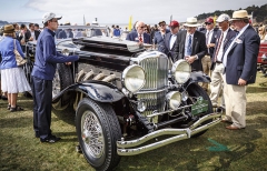 Porota zkoumá Duesenberg Model SJ s karoserií Brunn Riviera Convertible Sedan (1933)