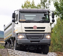 Tatra 158 Phoenix ve čtyřnápravovém provedení na polygonu kopřivnické automobilky