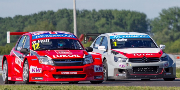 Rob Huff (Lada Granta) a Yvan Muller (Citroën C-Elysée) na Slovakiaringu ještě před propuknutím průtrže mračen, která jeden závod zkrátila a druhý zrušila 